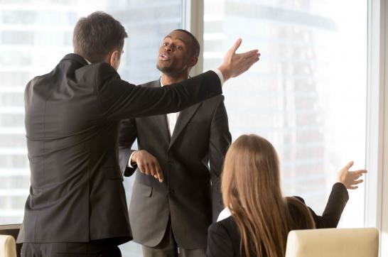 conflicto en una reunion de una empresa