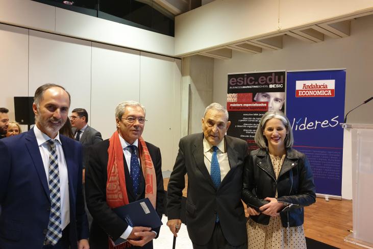 Rogelio Velasco, consejero de Economía, Conocimiento, Empresas y Universidad de la Junta de Andalucía; Patricia Cuevas, directora de ESIC Sevilla; y Tomás de la Cruz, presidente del Consejo de Administración de Andalucía Económica, y Alfredo Chavarri De la Fuente, Director de Andalucía Económica 