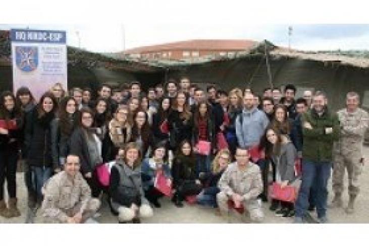 Alumnos de Comunicación y Marketing de ESIC Valencia visitan la base de la OTAN en Bétera