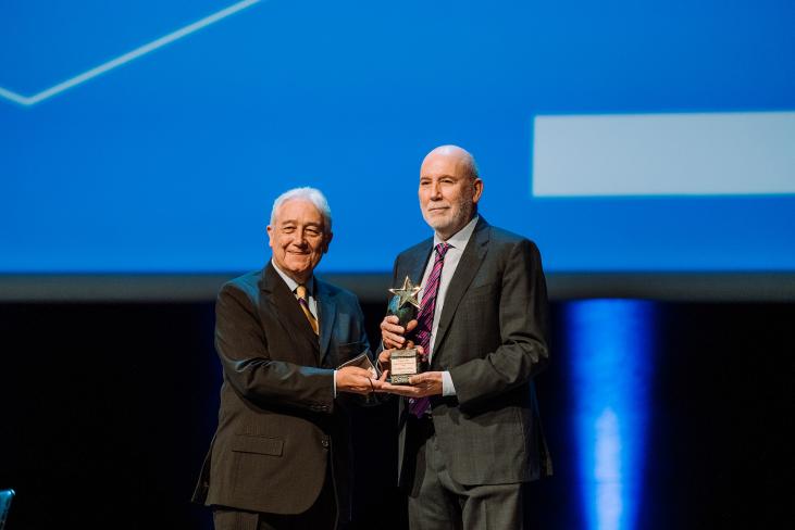 Màrius Carol recibe su Premio Aster