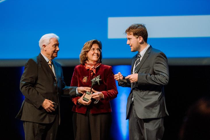 Mercedes Orfila y su hijo recogen el Premio Aster póstumo de José María Gay de Liébana