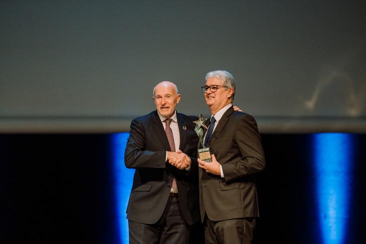 Ricardo Alfaro recoge el Premio Aster de Asepeyo