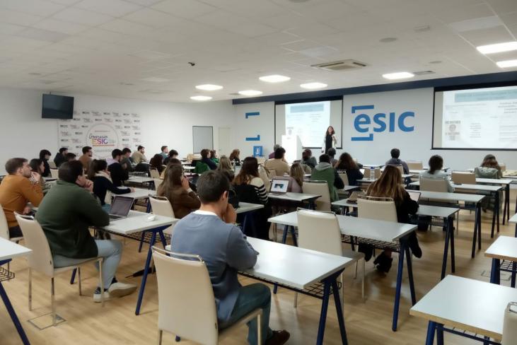 Sala llena de gente en taller de LinkedIn en ESIC Sevilla