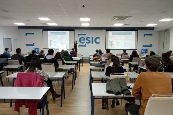 Sala llena de gente en taller de LinkedIn en ESIC Sevilla