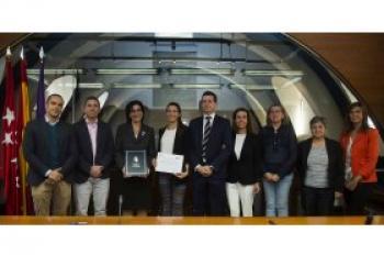 La alumna de Pozuelo, María Cebrián recibe la beca para estudiar en ESIC Business and Marketing School